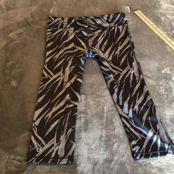 Women’s size medium gap fit g fast gray and black palm print leggings - Picture 6 of 12